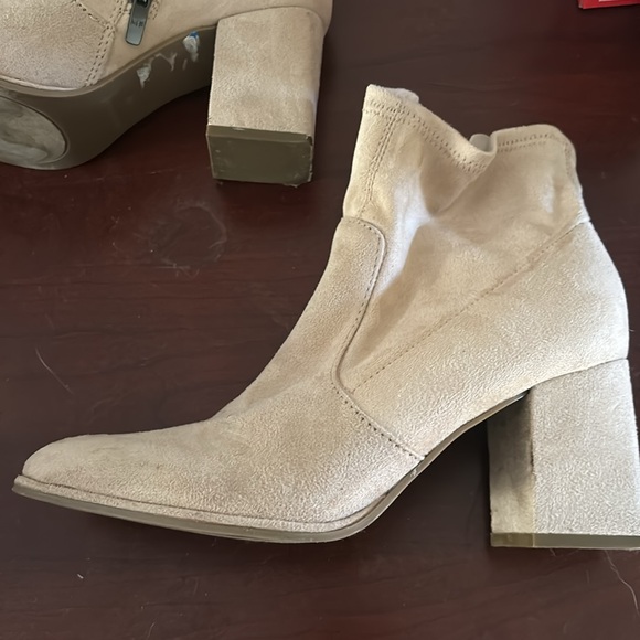 Marc Jacob’s tan suede anklets 7 1/2 - Picture 2 of 5